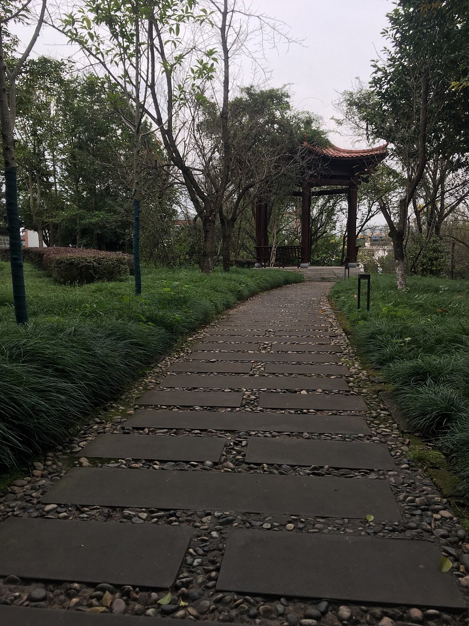 虽然手机内存低屏幕花，但拍照好看