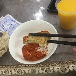 今晚吃了臭豆腐，很久没吃过这个了，总之特别好吃