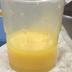 太饱了吃不下了，怕今晚睡不着，喝点芒果汁解解辣